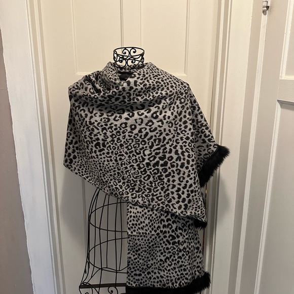 Fox Trim Animal Wrap - Picture 4 of 8